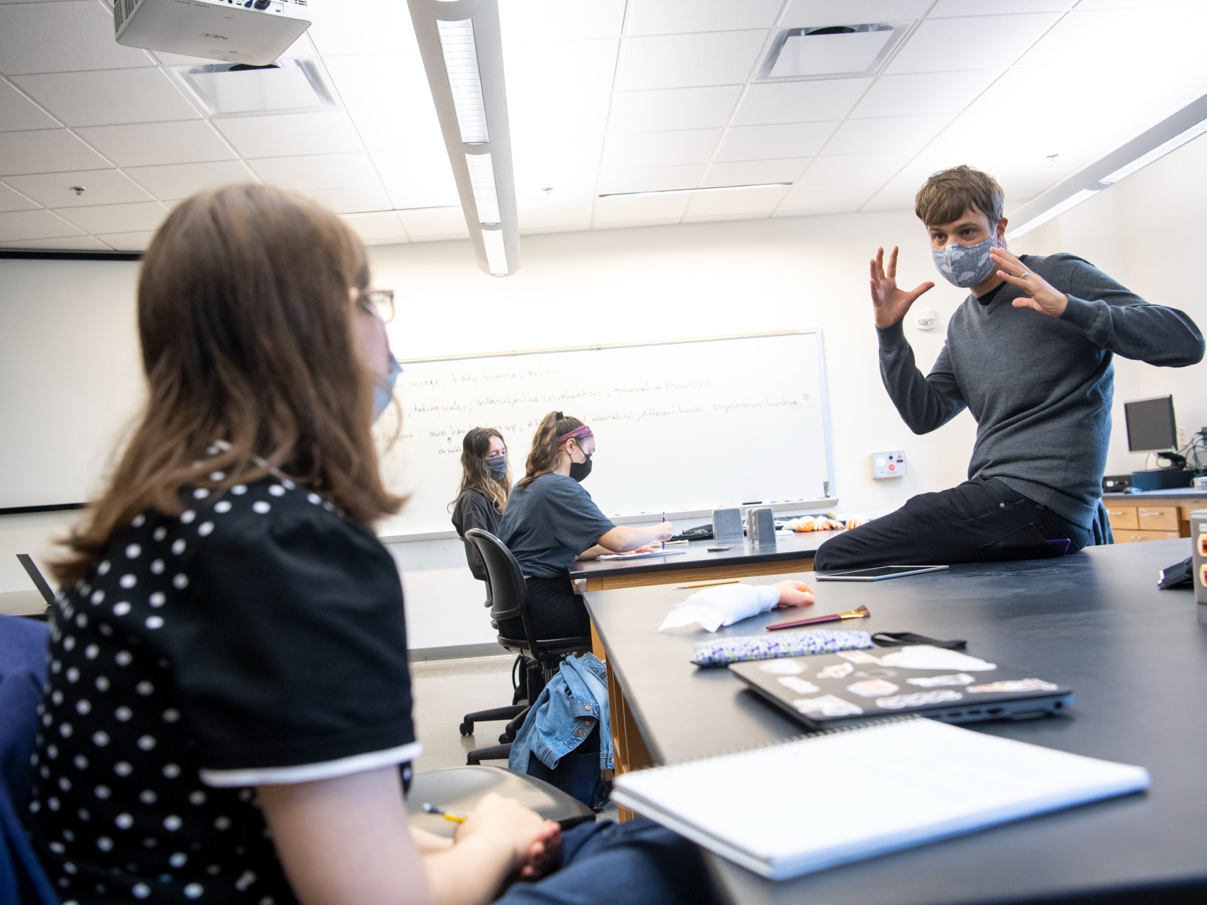 Matthieu de Wit, a neuroscience professor, engages with a student in the classroom.